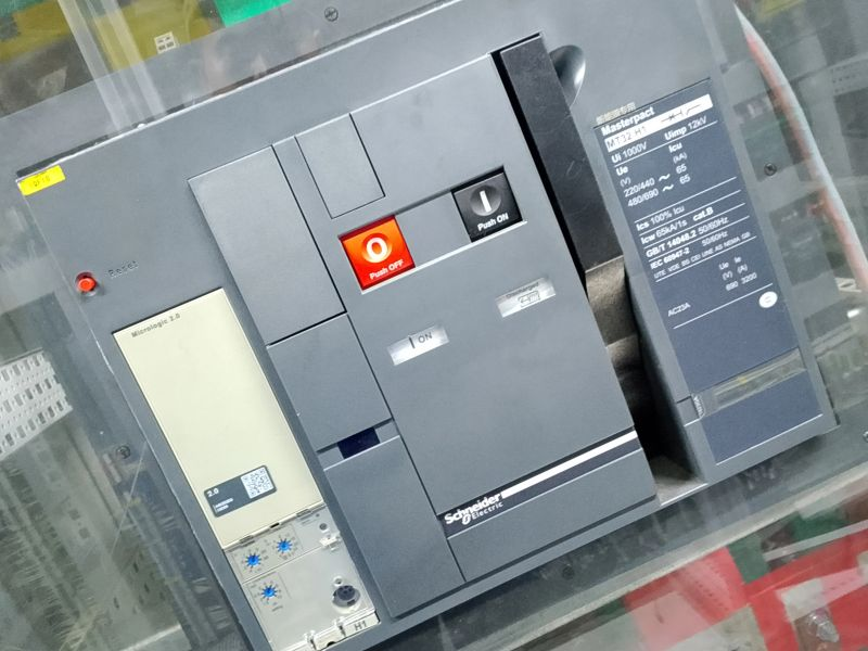 Panel listrik Schneider Electric Masterpact